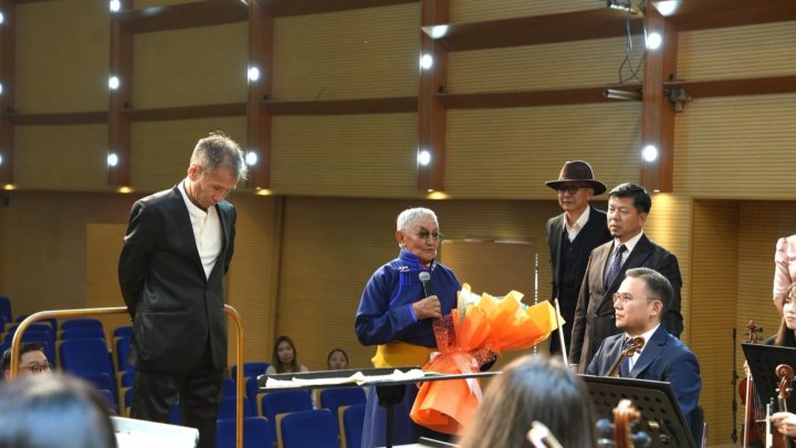 Ахмад уран бүтээлч П.Жүгдэрнамжилд хүндэтгэл үзүүллээ
